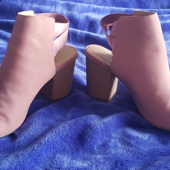 Pink Kenneth Cole heels - Picture 3 of 4